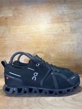 On Cloud 5 WATERPROOF REFLECTIVE Womens Size 7.5 Running Shoes Sneakers Black